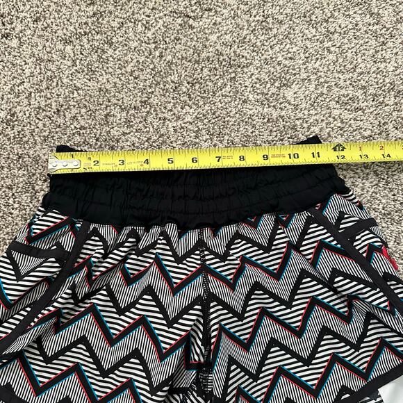 Lululemon black & white chevron print athletic shorts size 6 - Picture 10 of 12